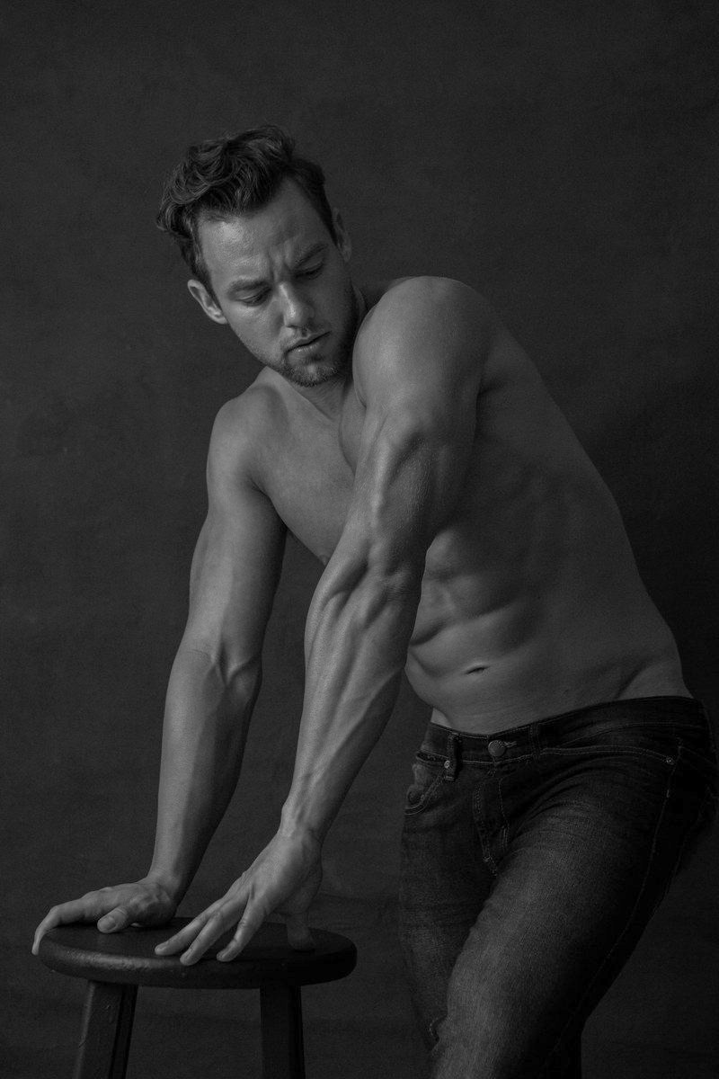 The Figure — fine-art men's figure portrait, Varón Portrait