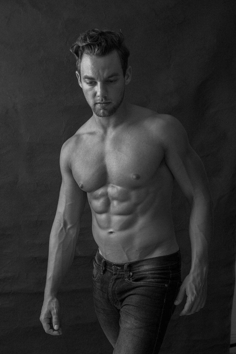 Fine-art black and white body study — Varón Portrait, South Florida