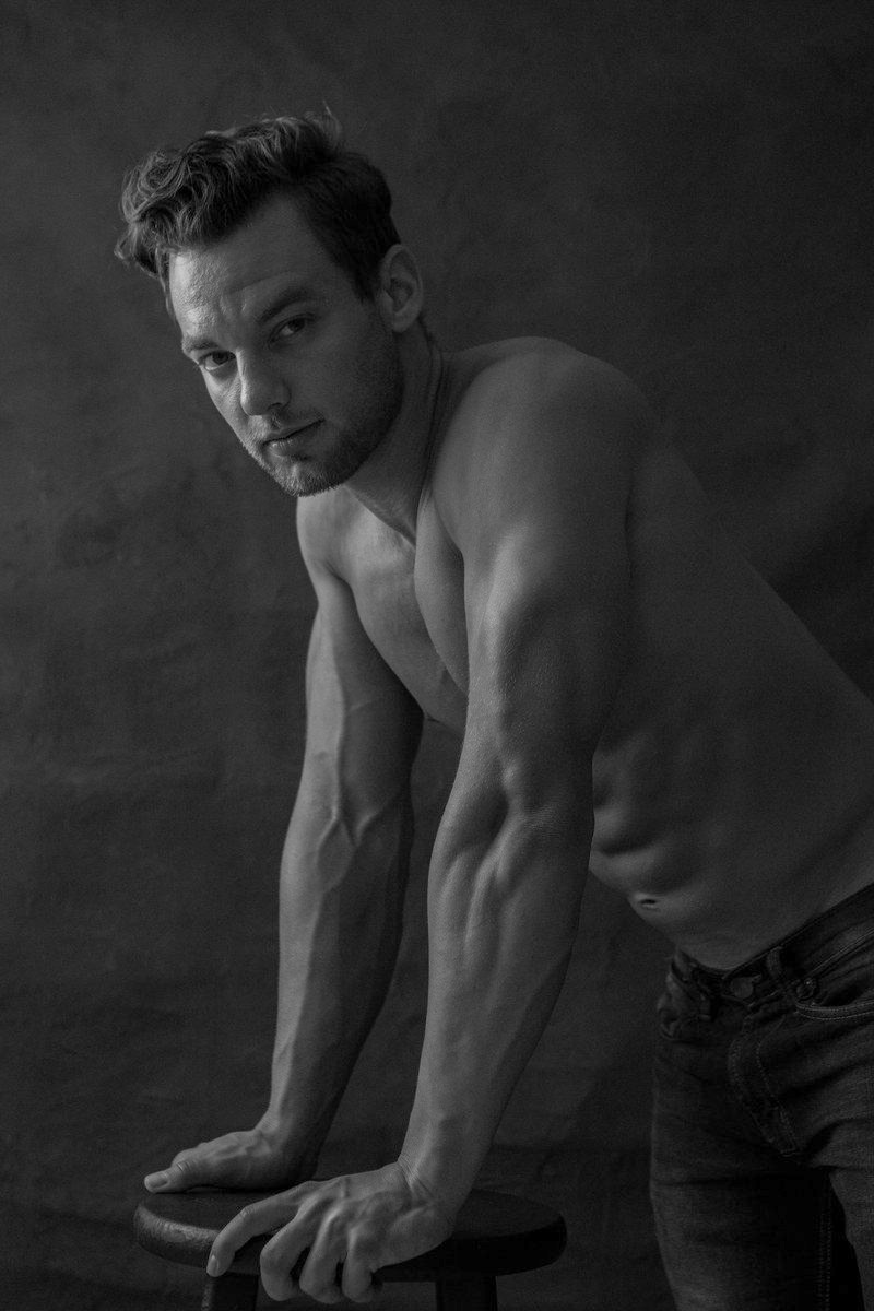 Fine-art black and white body study — Varón Portrait, South Florida