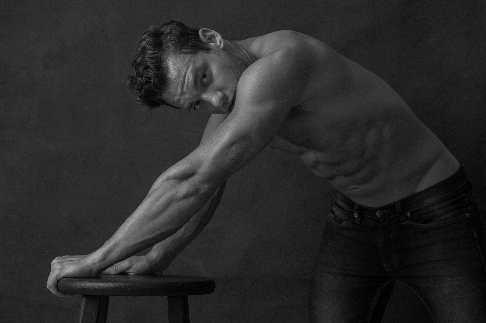 Fine-art black and white figure portrait of a man — men's boudoir photography Miami, Varón Portrait