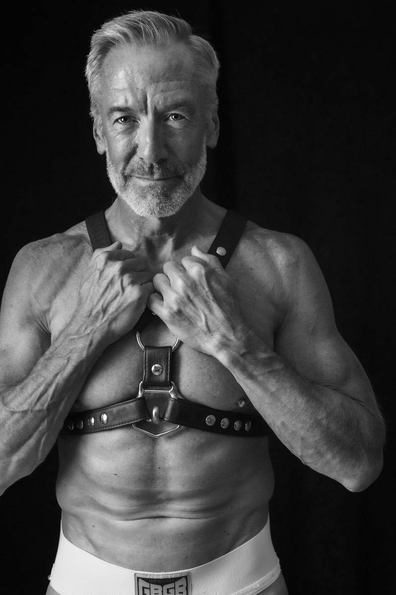 Fine-art black and white body study — Varón Portrait, South Florida